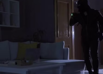 Hajduti i hyn në shtëpi, këngëtarja e famshme dhe nëna e saj e neutralizojnë dhe ia dorëzojnë policisë