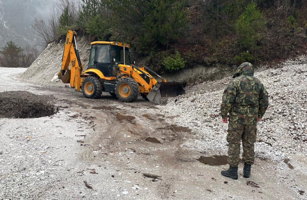 Moti i keq  në Gjirokastër disa akse të bllokuar nga rrëshqitja e dherave