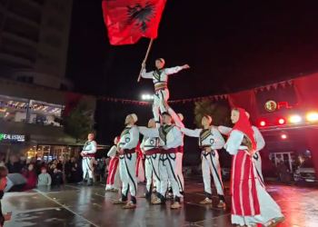 113-Vjetori i Pavarësisë, Vlora vishet kuqezi! Kthehet në “kryeqytetin” e shqiptarisë