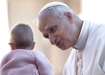 Papa paralajmëron se inteligjenca artificiale mund të dëmtojë cilësinë e kujdesit shëndetësor