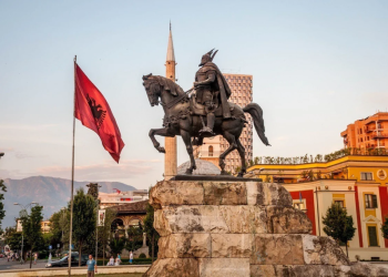 Hoteleria: Bregdeti prodhon milionat, “braktiset” Tirana