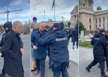 VIDEO-Skenë absurde në Serbi/ Policia përplaset me deputetët e opozitës, nuk i lejojnë të hyjnë në Parlament