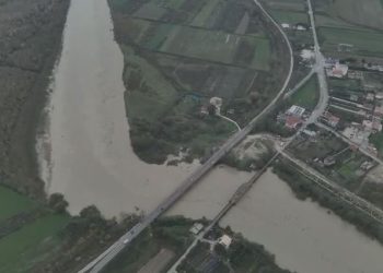 VIDEO- Zgjerohet shtrati i lumit Vjosa nga prurjet e larta/ Pamjet nga Novosela