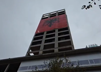 FOTOT/ Qyteti i Vlorës “vishet” kuq e zi në prag të festës së Pavarësisë