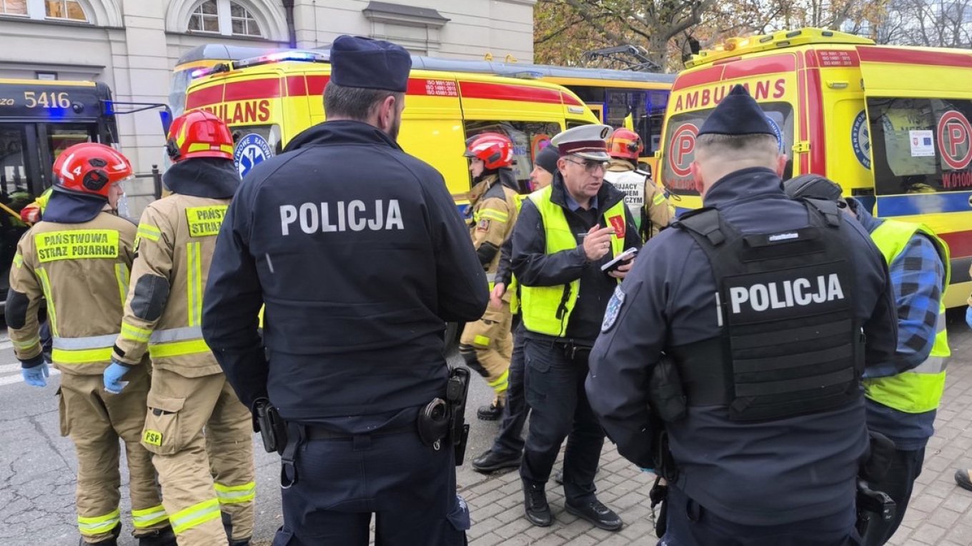 Varshavë   Autobusi përplaset me dy tramvaje në qendër të qytetit  24 të plagosur  FOTOT 