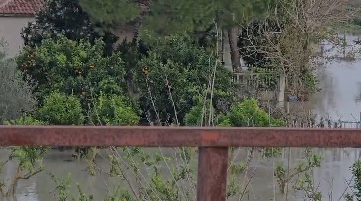 video-permbytje-ne-fshatin-trevllazer-lumi-vjosa-vershon-ne-tokat-bujqesore