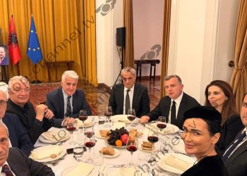 Dreka e lamtumirës për ish-kryeministrin Nano/ Majko, Ruçi e Balla në një tryezë me djalin e Rugovës dhe bashkëpunëtorët e ngushtë të Hashim Thaçit