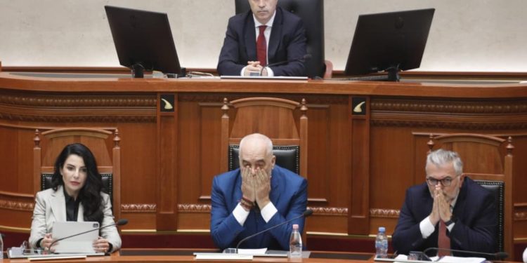 FOTOLAJM / Berisha në SPAK për 21 Janarin, Rama shfaqet në Parlament për buxhetin