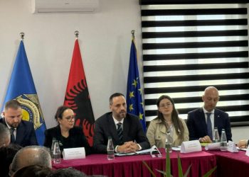 Lamallari mbledh drejtorët e burgjeve në Fier: Garantoni sigurinë dhe zbatimin besnik të ligjit!