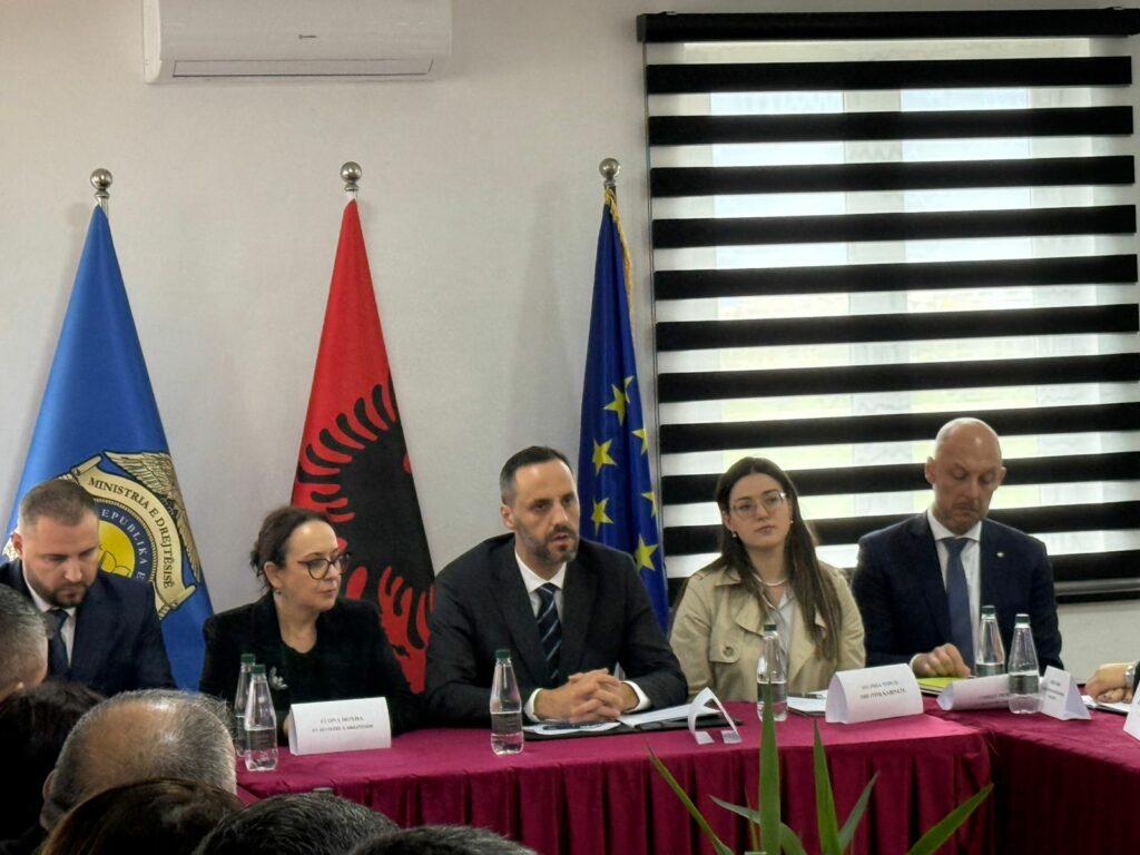 Lamallari mbledh drejtorët e burgjeve në Fier  Garantoni sigurinë dhe zbatimin besnik të ligjit 