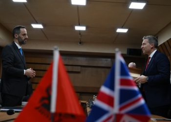 Gjuha e urrejtjes ndaj shqiptarëve, Lamallari takon ministrin britanik: Stereotipet janë të padrejta