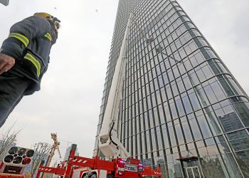 Pas zjarrit në Hong – Kong , ndërtesat e larta do i nënshtrohen kontrollit të sigurisë
