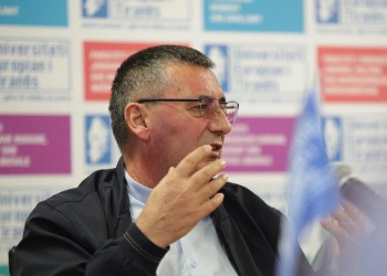 Gjuha shqipe: Perëndi pa piedestal