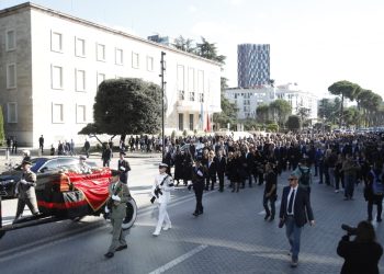 Nga karafilat e bardhë mbi arkëmort te përcjellja në banesën e fundit me këngën e preferuar/ Detaje nga ceremonia shtetërore për Fatos Nanon