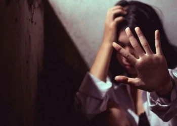 E mitura shqiptare mbeti shtatzënë dhe dhunohet brutalisht nga e ëma duke abortuar foshnjën, arrestohet 35 vjeçarja