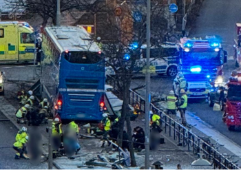 Aksident horror në Stokholm! Përplaset autobusi dykatësh, disa të vdekur