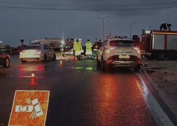 Aksident i rëndë në Lushnjë-Rrogozhinë, makinat përplasen ‘kokë më kokë’! “Ford”-i shpërthen në flakë (FOTO)