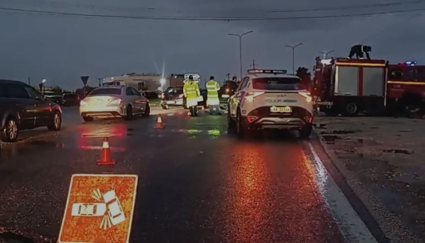 Aksident i rëndë në Lushnjë Rrogozhinë  makinat përplasen  kokë më kokë    Ford  i shpërthen në flakë  FOTO 