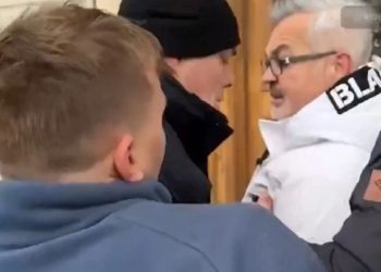 VIDEO- Rusi/ Incident i rëndë, turma sulmon ambasadorin e Polonisë! Rriten tensionet mes Varshavës dhe Moskës