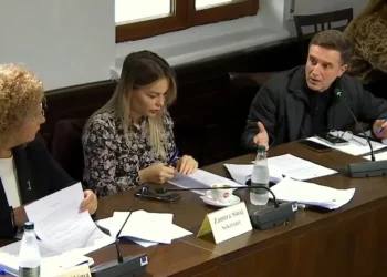 “Pantallona 400 euro dhe tuta 1000 euro”/ Braçe tek ‘Ekonomia’: Të gjithë turren deputeti-deputeti…