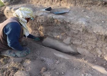 Befasohen arkeologët/ Zbulohet statuja 1800-vjeçare në një qytet të lashtë në..