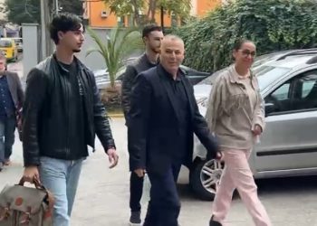 Nën akuzë për fshehjen e pasurisë, Asllan Dogjani paraqitet familjarisht në gjyq
