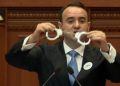 “Zgjohuni sa s’është vonë”/ Balliu “tund” prangat në foltoren e Kuvendit: Po luftoni të mbushni xhepat e…