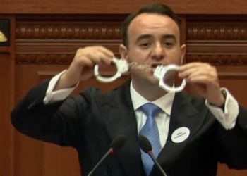 “Zgjohuni sa s’është vonë”/ Balliu “tund” prangat në foltoren e Kuvendit: Po luftoni të mbushni xhepat e…