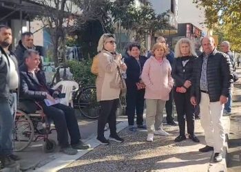 VIDEO/ “Do hidhem nga pallati!” Reagimi i banorit pasi përmbarimi u kërkoi 32 familjeve të dilnin nga shtëpitë. Çështja në gjyq, pezull pas vrasjes së gjyqtarit Kalaja