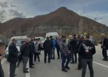 Bllokuan rrugën “Qukës-Qafë Plloçë”, policia e Pogradecit çon në ndjekje penale 8 persona