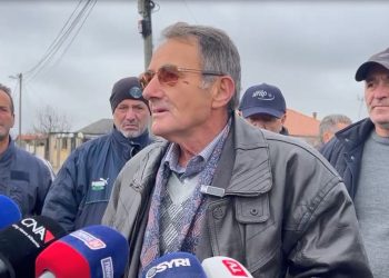 Kolonjë, banorët në protestë kundër instalimit të paneleve diellore: Askush nuk na dëgjon! Ku do kullosin bagëtitë tona (VIDEO)