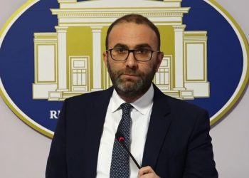 “Minimumi jetik të përcaktohet me ligj”, Bardhi: A mund të jetojë Balla me 40 mijë lekë në muaj?!