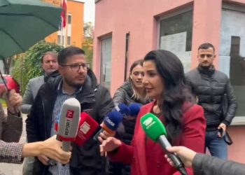 VIDEO-GJKKO lë në fuqi vendimin pezullim nga detyra për Ballukun, dy vartësit e saj mbeten në “arrest shtëpie”