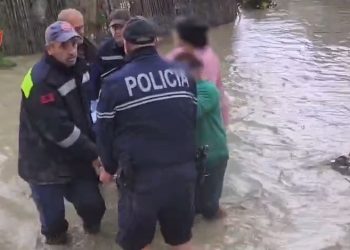 Moti i keq në vend, policia shpëton pesë persona nga përmbytjet në Dimal, mes tyre gruaja 100-vjeçare