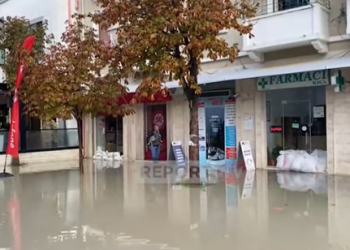 VIDEO-Berat, lumi Osum del nga shtrati, përmbytet shëtitorja e qytetit. Probleme nga reshjet në Gjirokastër