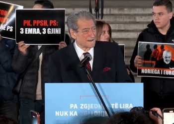 Protesta e opozitës, Berisha mban fjalimin: Jemi sot para pallatit të krimit shtetëror ndaj shtetit shqiptar
