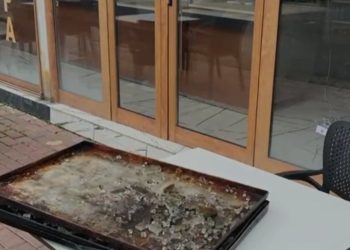 Shenja plumbash në mure e xhama të thyer, këto janë pamjet nga biznesi në Kukës ku u qëllua me breshëri