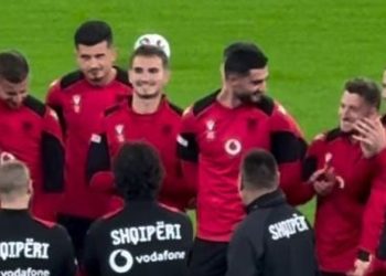 Ndjesë dhe duartrokitje, Armando Broja mban fjalim para ekipit në stërvitjen e fundit në “Air Albania”