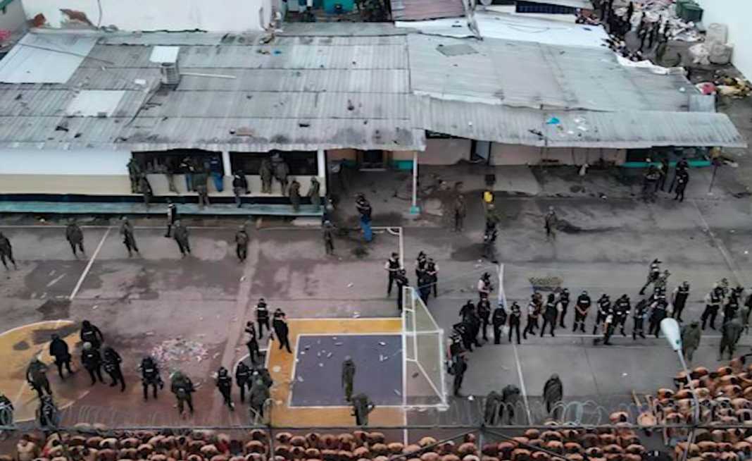 Tronditëse  Burgu famëkeq i Ekuadori kthehet në varrezë nga lufta mes bandave  31 të dënuar të vrarë  27 prej tyre të varur me litar  