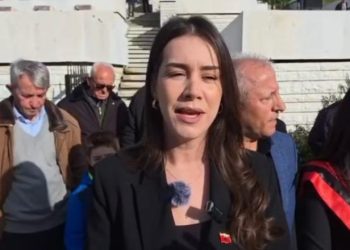 Homazhe në varrezat e Dëshmorëve, deputetja e PS ngatërron Ditën e Çlirimit me Pavarësinë