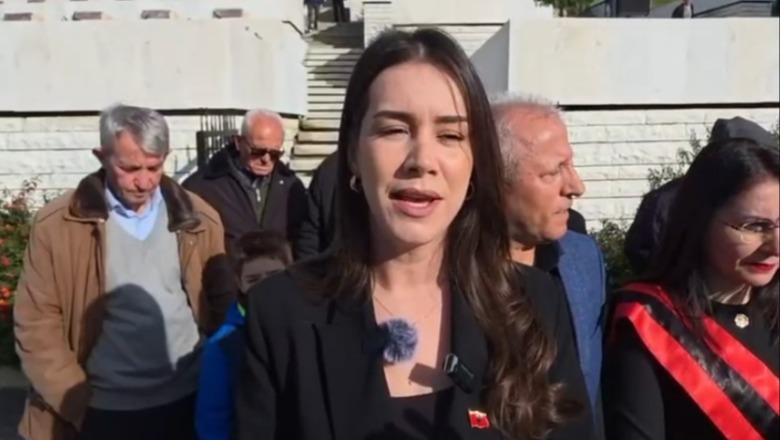 Homazhe në varrezat e Dëshmorëve  deputetja e PS ngatërron Ditën e Çlirimit me Pavarësinë