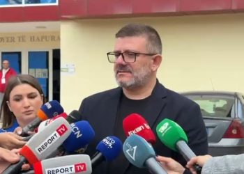 Voton kandidati i PS në Cërrik: Pjesëmarrje e ulët, shpresojmë që qytetarët të votojnë masivisht