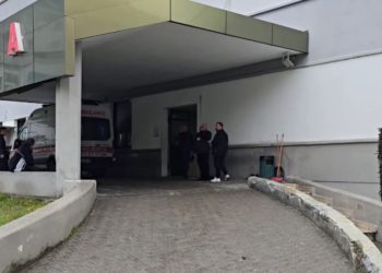 Bashkëmoshatari e plagosi me thikë në zemër pas komentit në rrjetet sociale, del nga intubimi 15-vjeçari në Durrës