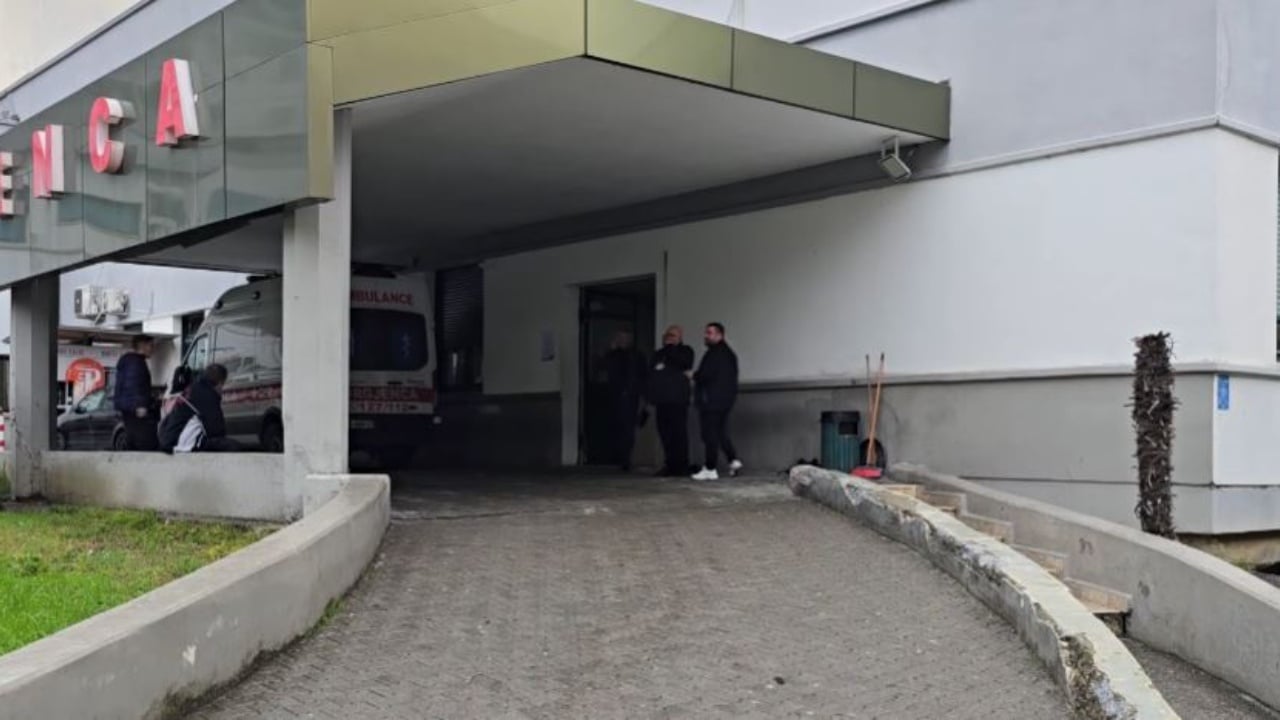Bashkëmoshatari e plagosi me thikë në zemër pas komentit në rrjetet sociale  del nga intubimi 15 vjeçari në Durrës