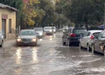 Elbasani nën pushtetin e ujit/ Rreshjet e dendura sjellin vështirësi në qarkullimin e mjeteve