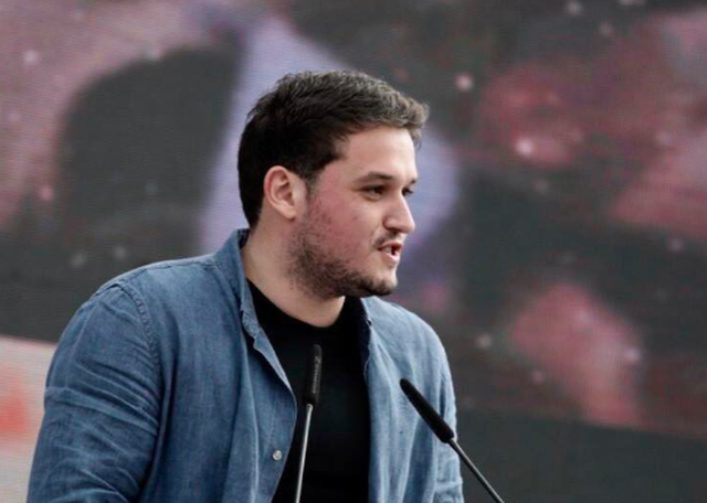 foto-ish-deputeti-nen-shoqerine-e-nje-vajze-brune-a-ka-nisur-eljo-hysko-ne-nje-romance