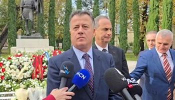 Demokratët vendosin kurora me lule në Memorialin e Pavarësisë! Kërkesa e Nokës: Duhet qeveri teknike