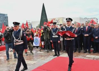 FOTOT/ Tirana ‘vishet’ kuq e zi! Mbahen ceremonia festive për Ditën e Flamurit