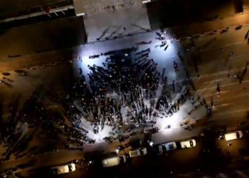 PD në protestë para Kryeministrisë! ‘Foltore’ paralele me Kuvendin