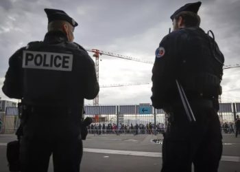 VIDEO-Kërcënim për bombë në televizionin francez, ndërpritet transmetimi live dhe evakuohet stafi